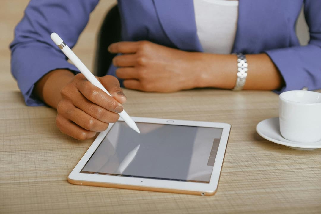 Cropped woman in a lilac blazer writing on an electronic notepad | How to correct VAT errors and make adjustments